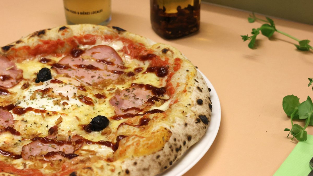 Une pizza à la pâte alvéolée servie chez Accanto, à Lyon Une pizza à la pâte alvéolée servie chez Accanto, à Lyon