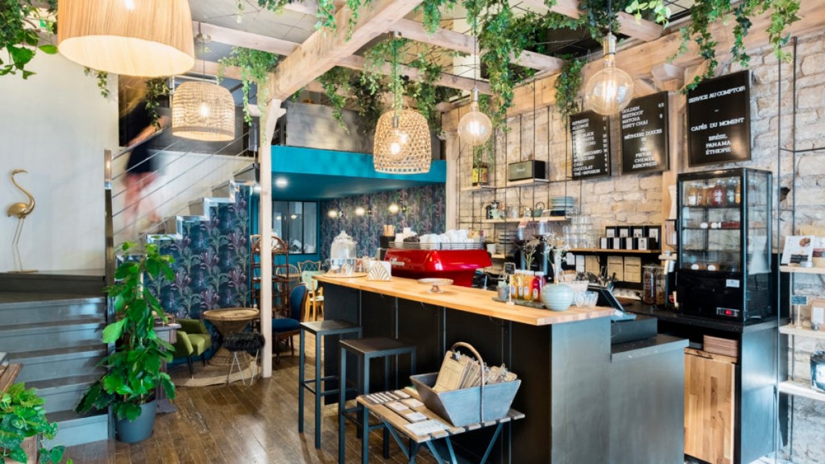 Le comptoir et la salle végétalisée d’Anahera, café-boutique à Lyon