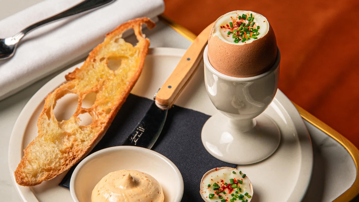 Un œuf à la coque et sa mouillette de pain toasté, servis avec une tartinade, au Bistrot Bouille à Lyon