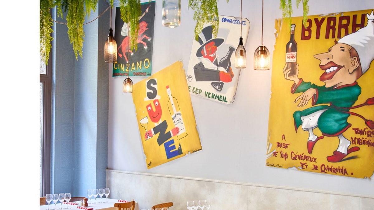 Salle du Bouchon Bât-d’Argent, rue du Bât d’Argent à Lyon, avec ses affiches anciennes