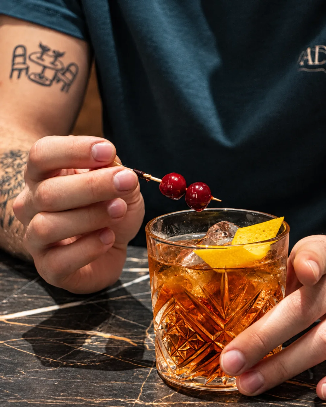 Le cocktail Vieux Carré du Café des Adjoints, cerises et zeste d'orange