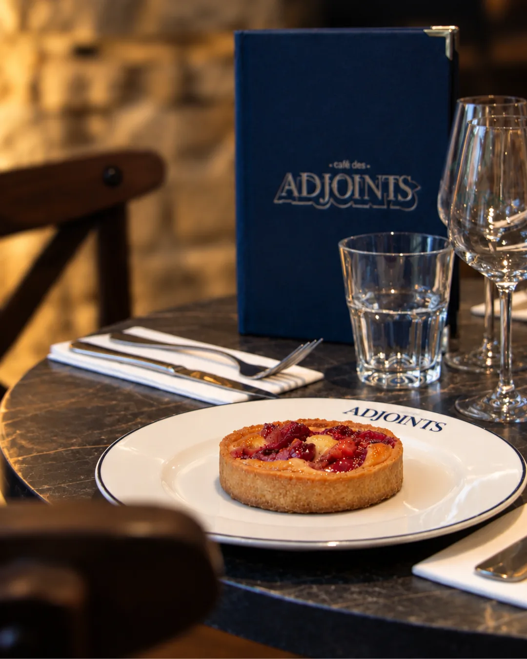 Tartelette servie en salle au Café des Adjoints, place Fernand Rey à Lyon
