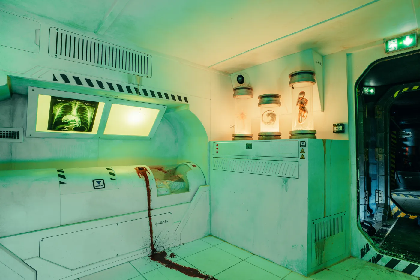 Le laboratoire de la salle Alien chez Clap Escape, avec ses caissons et spécimens en bocaux, Lyon 6e