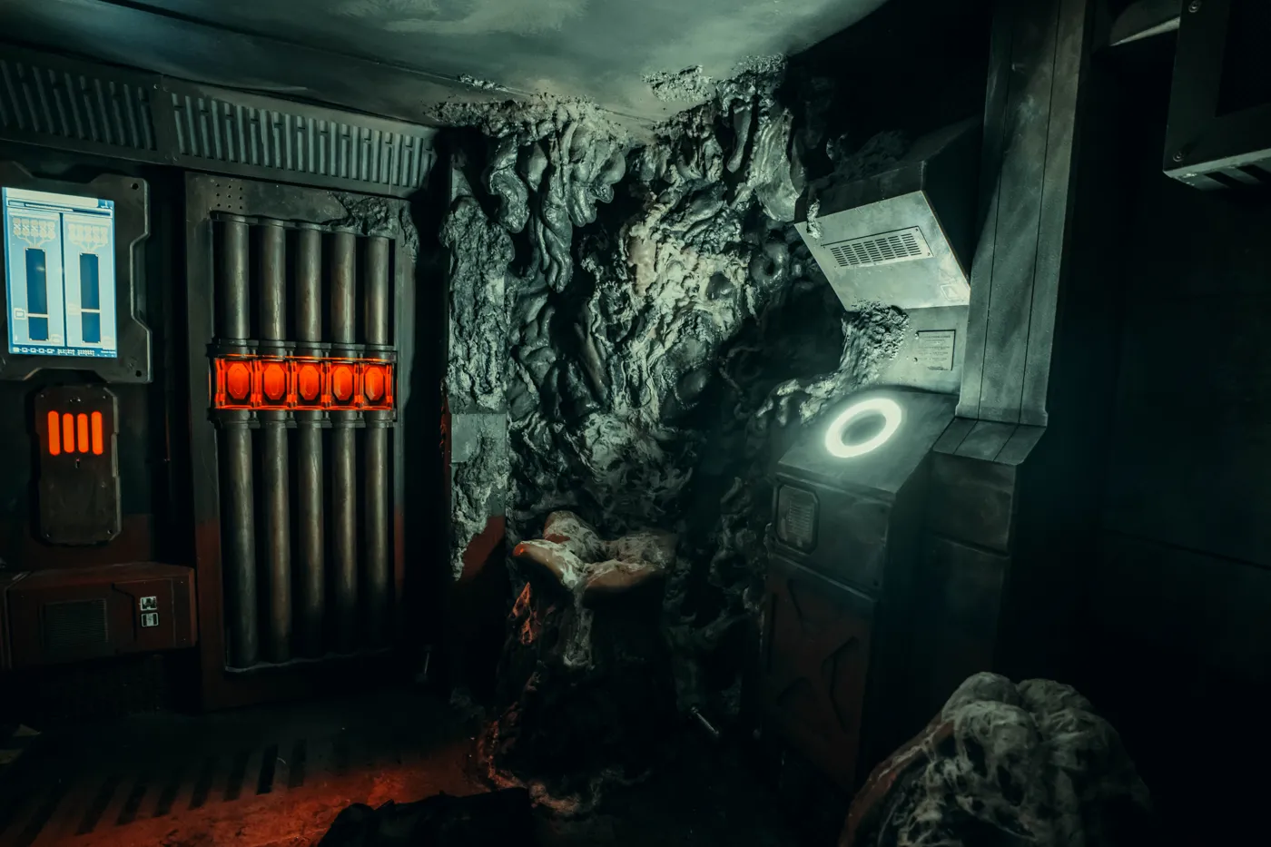 Décor organique et lumières rouges dans la salle Alien de Clap Escape, escape game rue Molière à Lyon