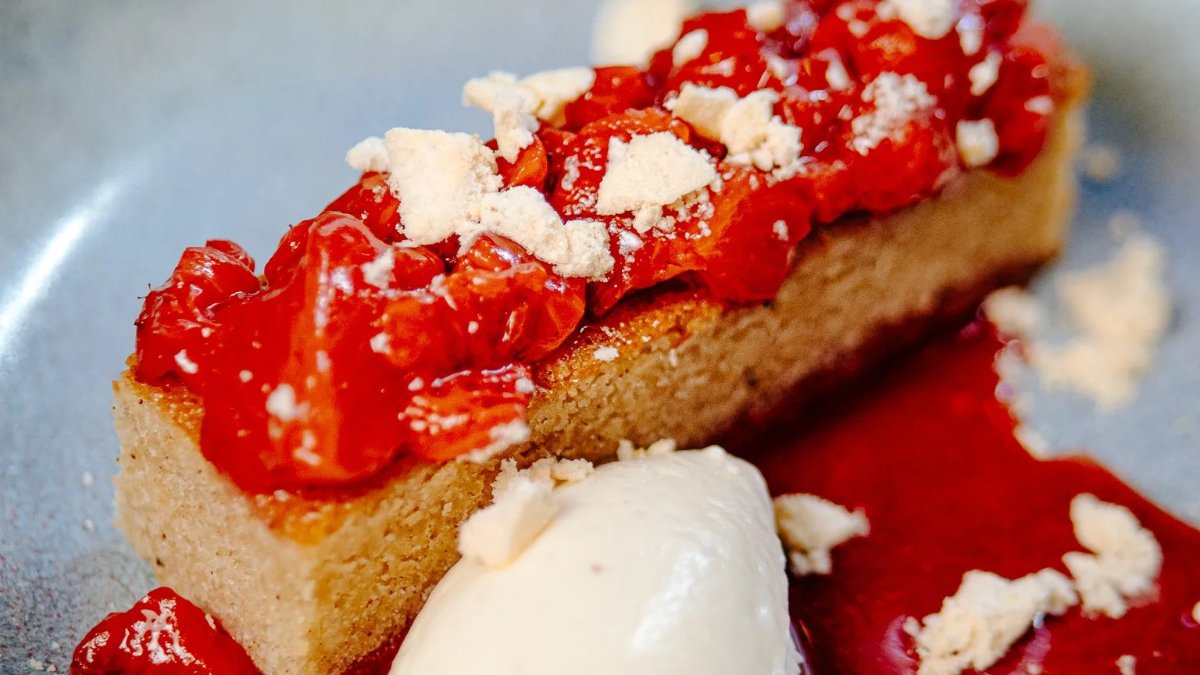Un dessert aux fruits rouges et sa glace vanille, servi chez Clem & Louis, restaurant bistronomique à Lyon