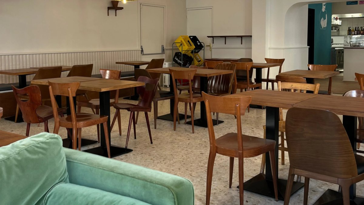 La salle claire de Gustavo, spécialiste du kebab vegan à Lyon, avec ses tables en bois et son canapé vert