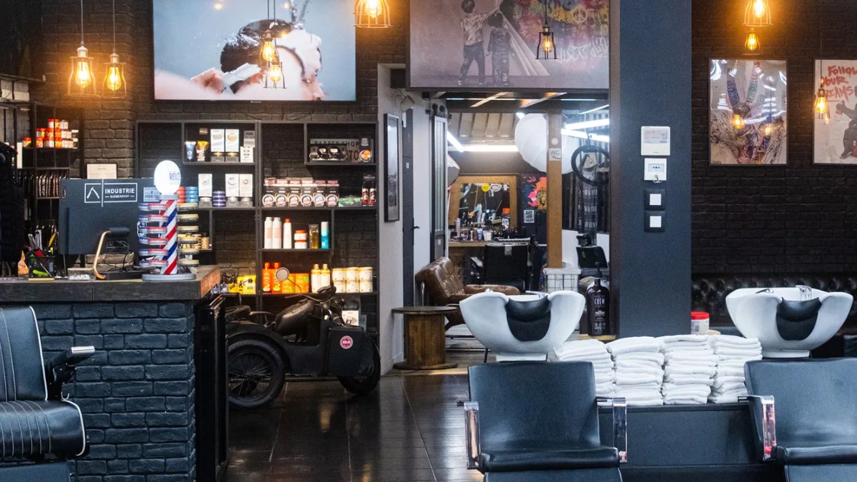 Les bacs à shampooing et le comptoir du salon Industrie Barbers, dans une ambiance industrielle à Lyon