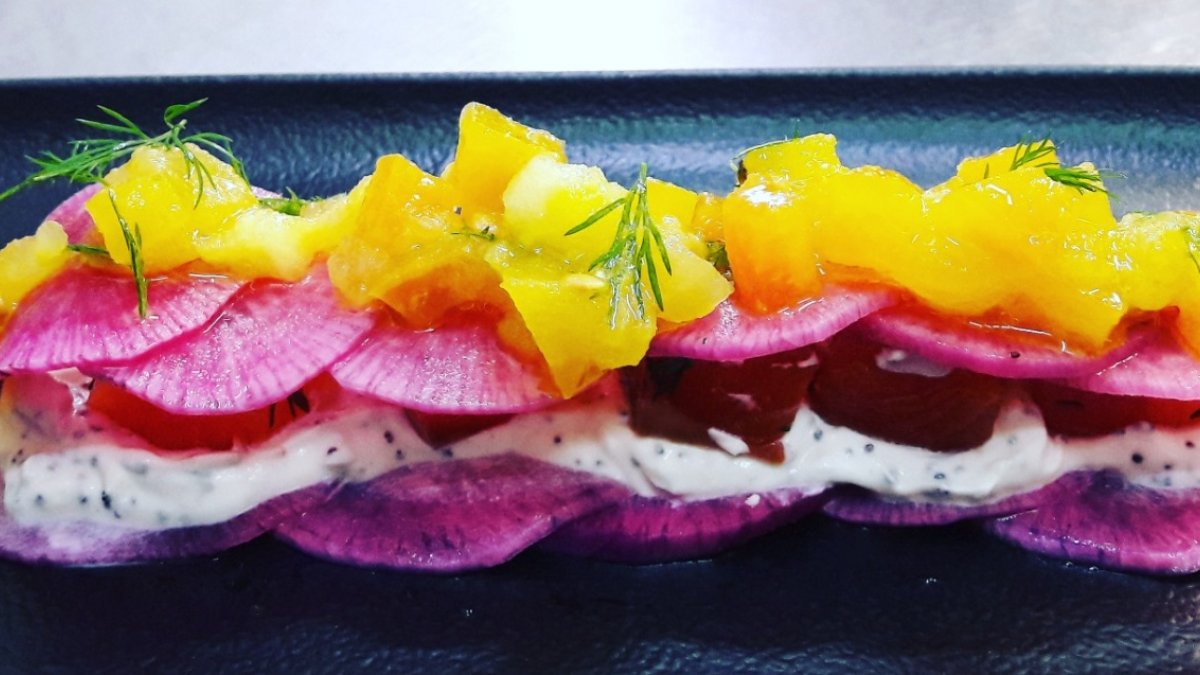 Une assiette de radis roses, betterave et agrumes jaunes, chez La Bonâme de Bruno à Lyon Une assiette de radis roses, betterave et agrumes jaunes, chez La Bonâme de Bruno à Lyon