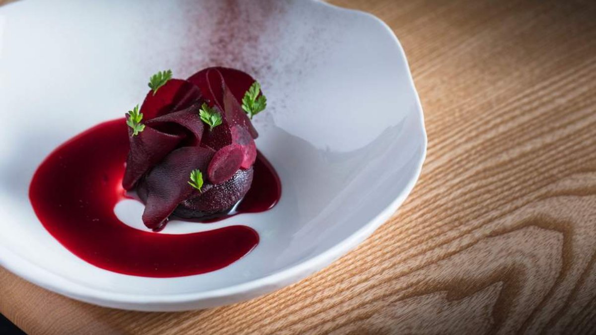 Un plat à la betterave dressé dans une assiette blanche à L’Atelier des Augustins, à Lyon Un plat à la betterave dressé dans une assiette blanche à L’Atelier des Augustins, à Lyon