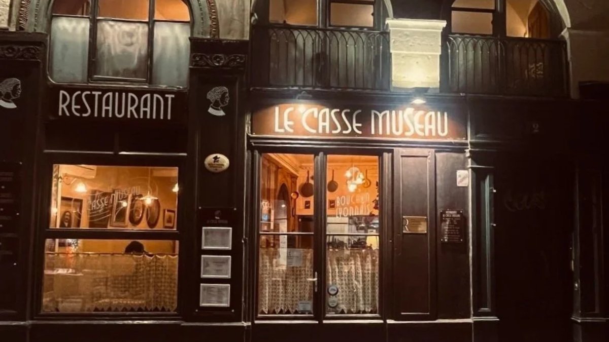 La façade illuminée du bouchon Le Casse Museau à Lyon
