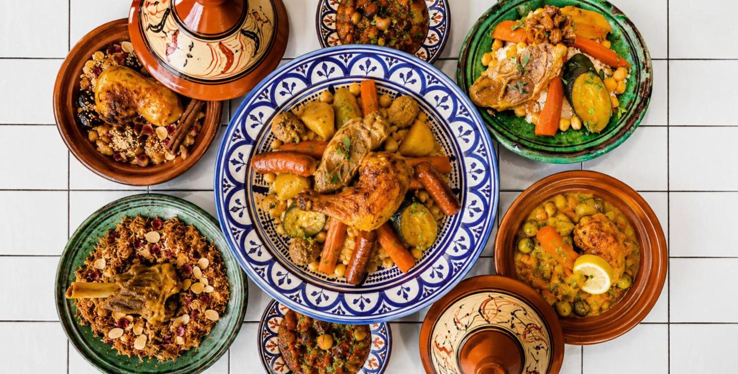 Une table de couscous et de tajines vus du dessus chez Mamie Couscous, à Lyon Une table de couscous et de tajines vus du dessus chez Mamie Couscous, à Lyon
