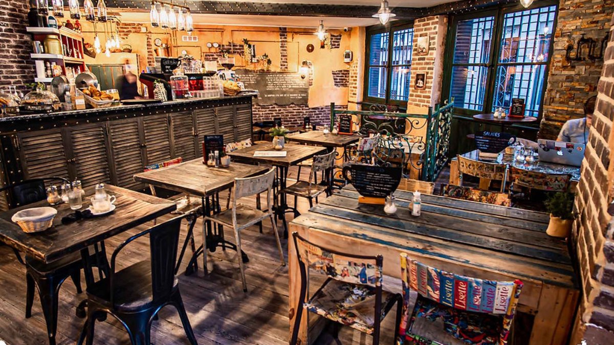 La salle du Nuage Café à Lyon, bar et tables sous les lumières chaudes