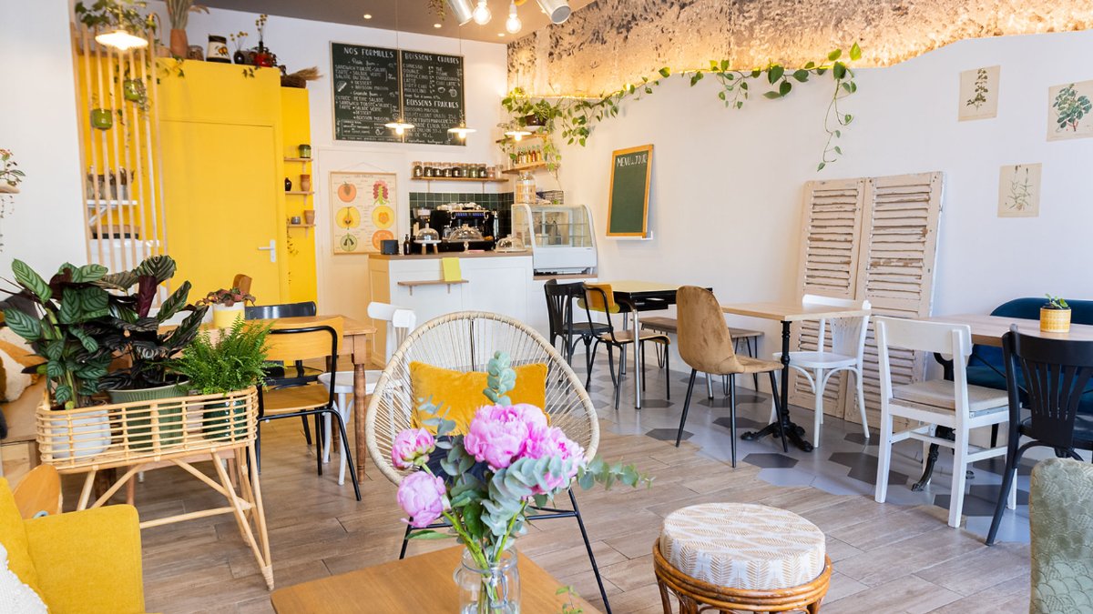 La salle lumineuse et jaune d’Okara, cantine caféinée à Lyon La salle lumineuse et jaune d’Okara, cantine caféinée à Lyon