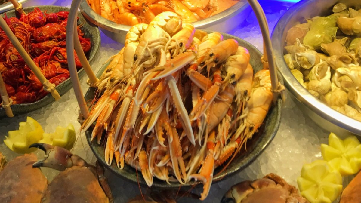 Langoustines, crabes et fruits de mer sur le buffet à volonté du Pavillon d’Or, restaurant asiatique à Lyon Langoustines, crabes et fruits de mer sur le buffet à volonté du Pavillon d’Or, restaurant asiatique à Lyon