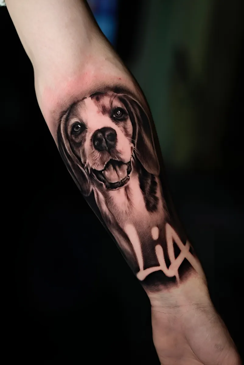 Tatouage réaliste d’un chien sur l’avant-bras, réalisé chez Phoenix Tattoo Studio à Lyon 1er