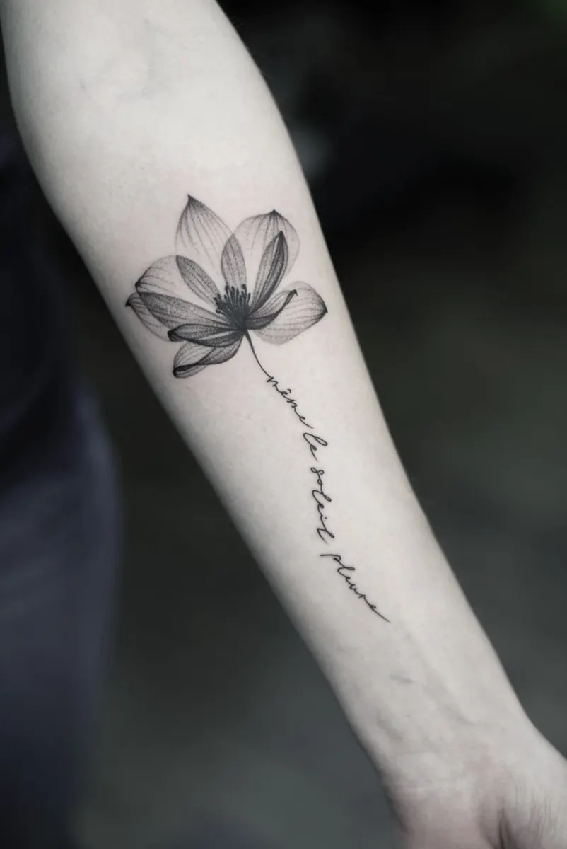 Tatouage fine line d’une fleur à effet radiographie sur l’avant-bras, Phoenix Tattoo Studio