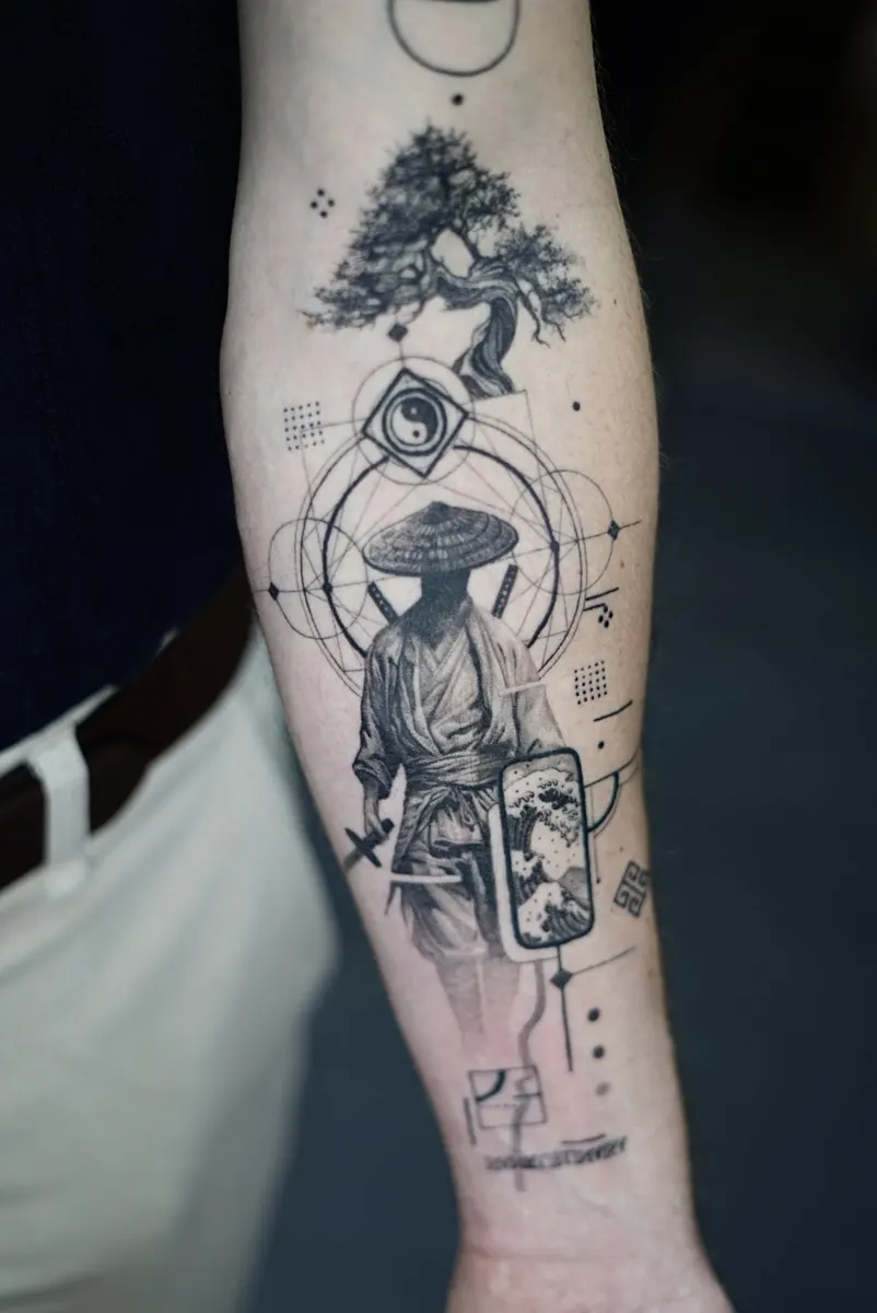 Tatouage graphique d’un samouraï et d’un bonsaï sur l’avant-bras, Phoenix Tattoo Studio