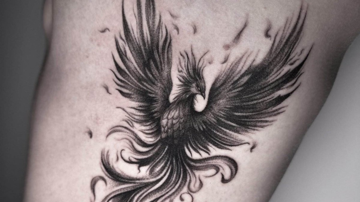 Un tatouage de phénix en noir et gris sur une cuisse, réalisé au Phoenix Tattoo Studio à Lyon Un tatouage de phénix en noir et gris sur une cuisse, réalisé au Phoenix Tattoo Studio à Lyon