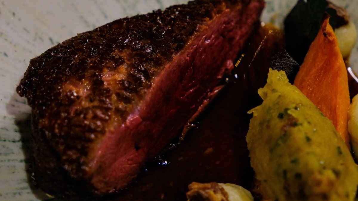 Une viande saisie rosée accompagnée de purée et de légumes, servie chez Picaflores, restaurant sud-américain à Lyon Une viande saisie rosée accompagnée de purée et de légumes, servie chez Picaflores, restaurant sud-américain à Lyon