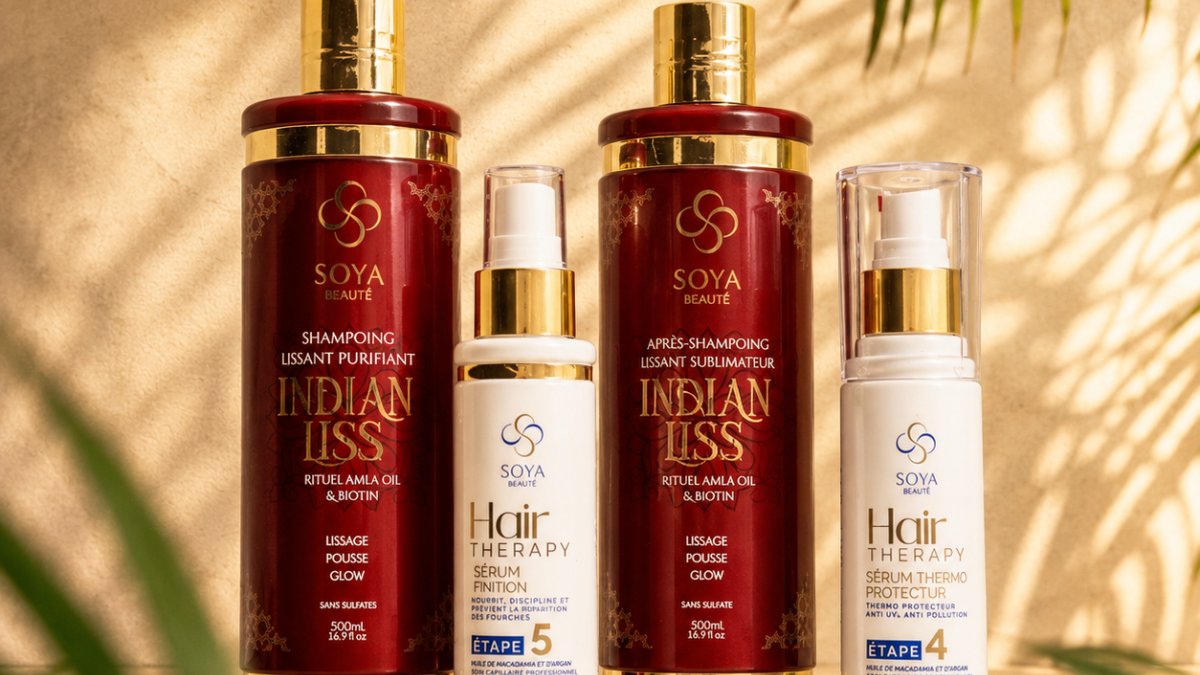 Quatre flacons de la gamme Indian Liss de Soya Beauté, shampoing, après-shampoing et soins capillaires, devant un feuillage doré Quatre flacons de la gamme Indian Liss de Soya Beauté, shampoing, après-shampoing et soins capillaires, devant un feuillage doré