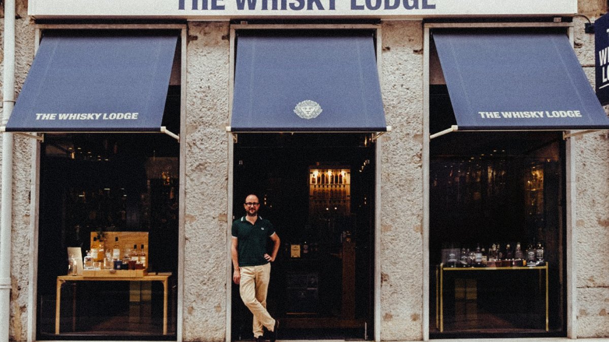 La façade de la boutique The Whisky Lodge à Lyon, sous ses trois stores bleu marine, rue Ferrandière