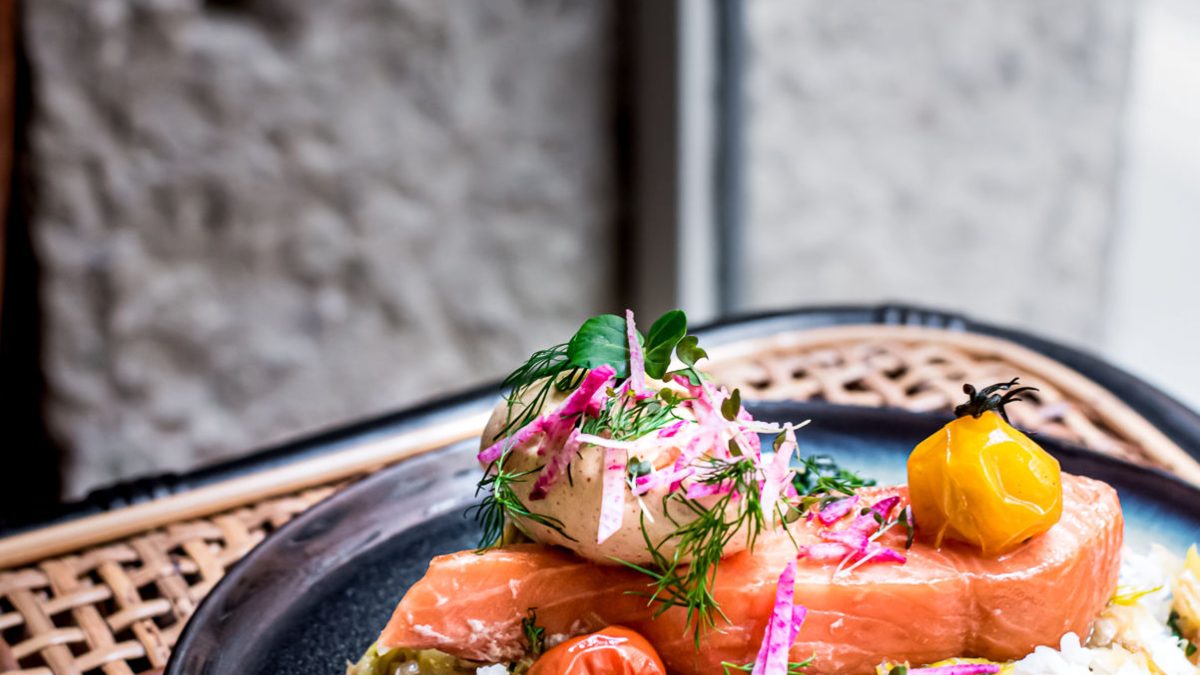 Plat de saumon servi chez TOMĒ, rue Romarin à Lyon Plat de saumon servi chez TOMĒ, rue Romarin à Lyon