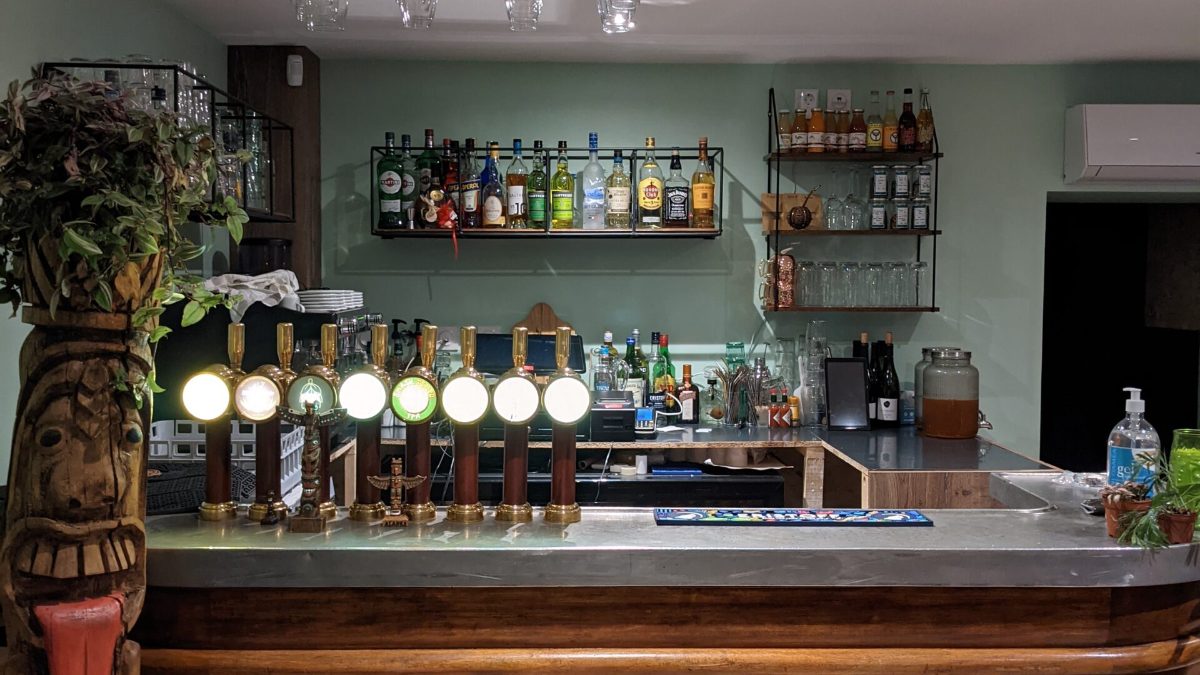 Le bar et ses tireuses chez Totem & Tempo, rue Saint-Jérôme à Lyon