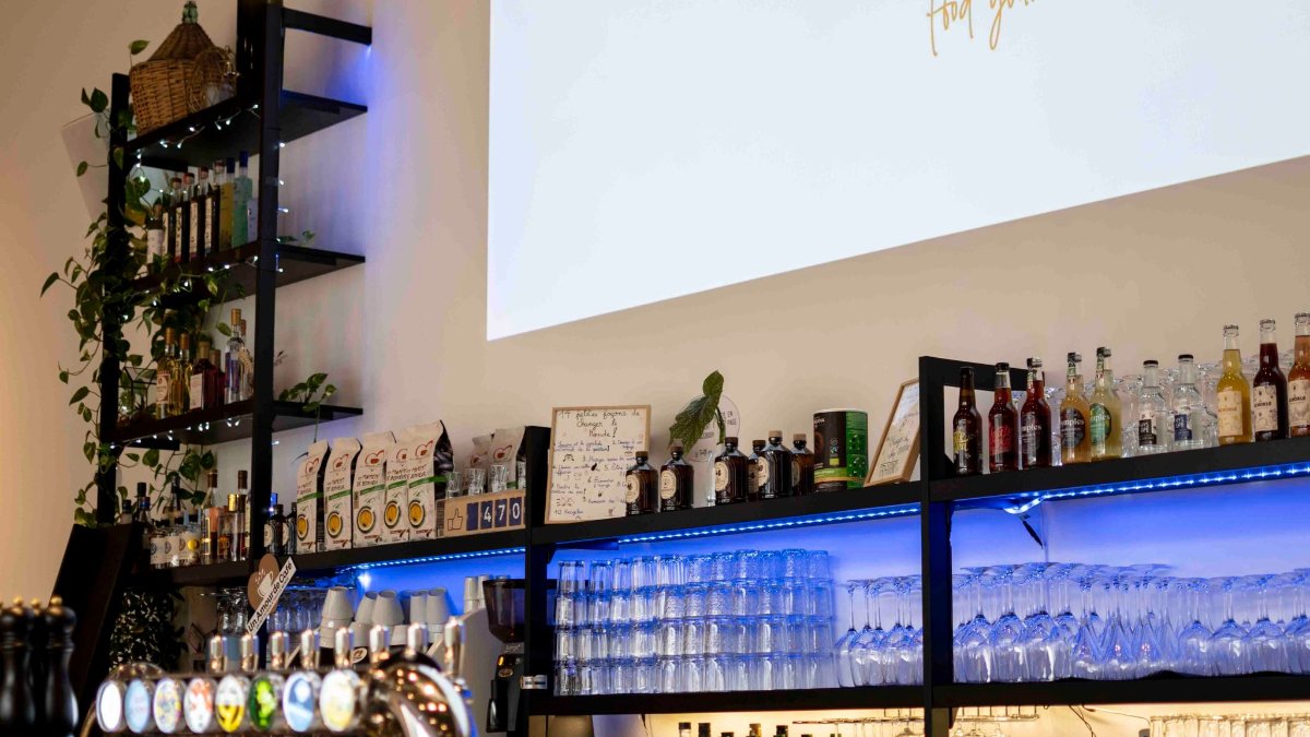 Le bar de Trattino, tiers-lieu dédié à l’éco-alimentation à Lyon, avec ses étagères de bouteilles Le bar de Trattino, tiers-lieu dédié à l’éco-alimentation à Lyon, avec ses étagères de bouteilles